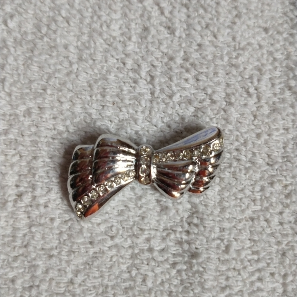 Silvertone bow slide pendant approx 1.5 long
